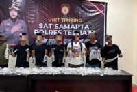 Polres Ternate sita ratusan kantong Cap Tikus di sebuah rumah yang beralamat di Kelurahan Kalumata, Kecamatan Ternate Selatan. 