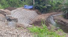 Warga Kecamatan Oba dan Oba selatan soroti kinerja Dinas PUPR Malut atas proyek pemasangan bronjong dan anggaran pemeliharaan jalan Payahe- Dahepodo. 