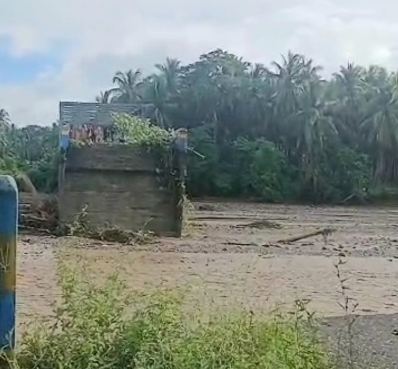 Salah satu jembatan di Halmahera Utara yang terputus